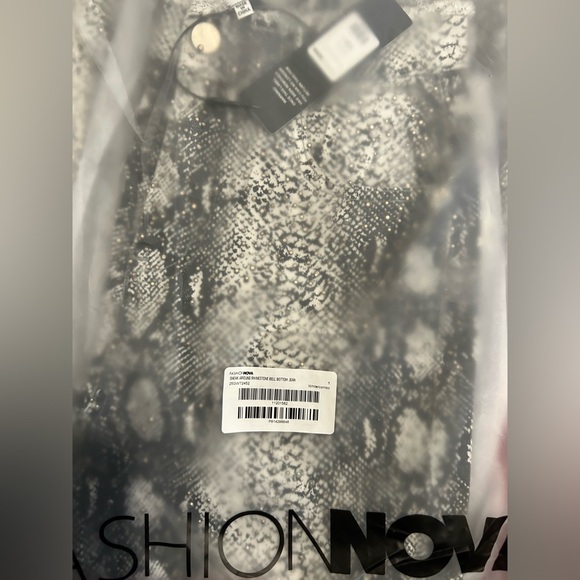 Fashion Nova Sneak Around Rhinestone Bell Bottom Jeans White/Combo Size 1 NWT🖤🤍 - Picture 5 of 5